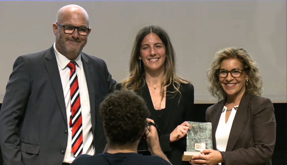 Patricia Berjon and Arantza Rodriguez collect the euskadi sariak award