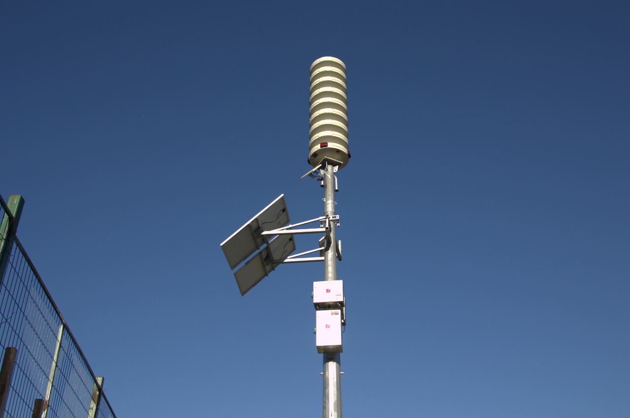 El SAT permite identificar amenazas climáticas y emitir alertas tempranas para prevenir desastres y mejorar la respuesta ante emergencias.
